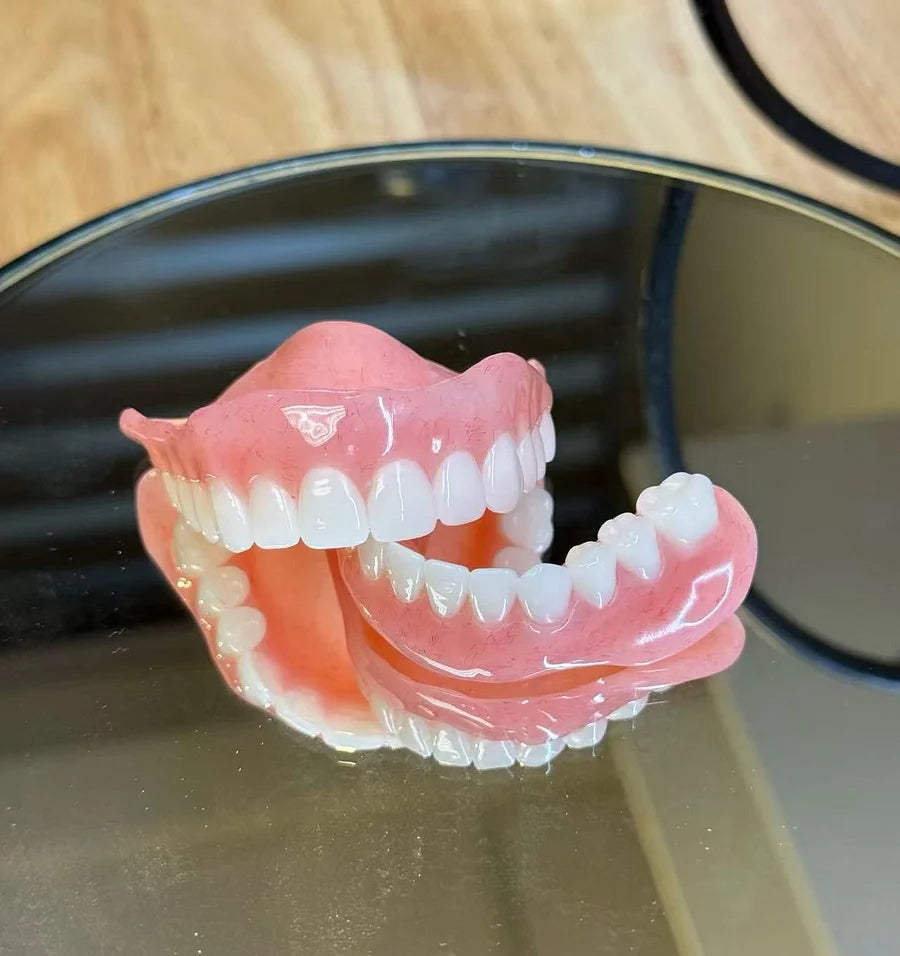 Upper and lower removable denture set